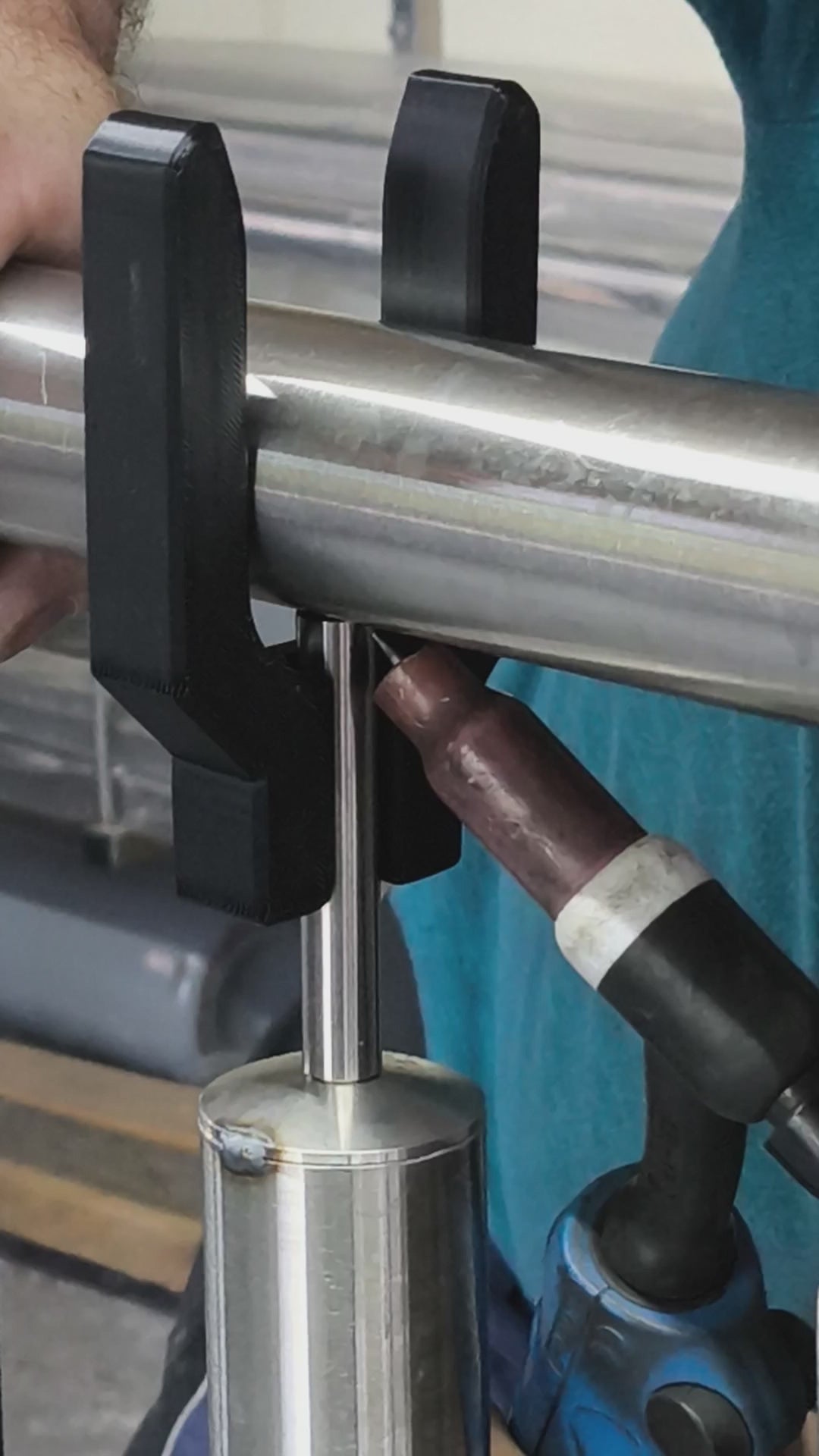 Video laden: Handlauf Schweißhilfe Montagehilfe ABS 2er Set Schweißen Geländer